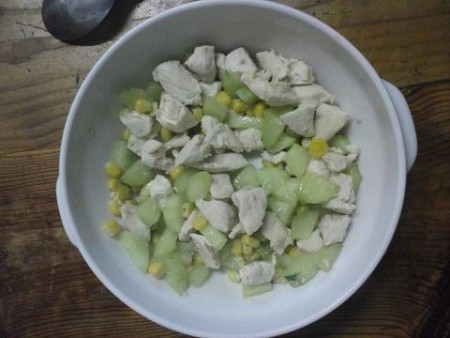 Moje jedlo v diéte- kuracie prsia na vode s uhorkou a troškou kukurice. 